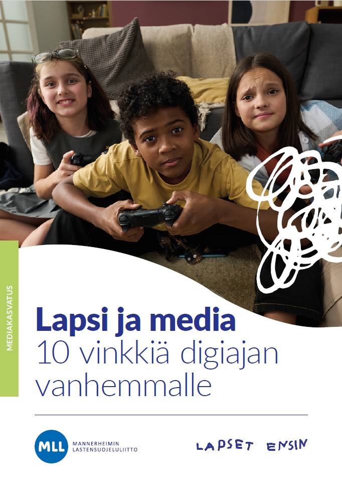 Lapsi ja media esitteen kansikuva. Kuvassa kolme lasta pelaavat videopeliä.